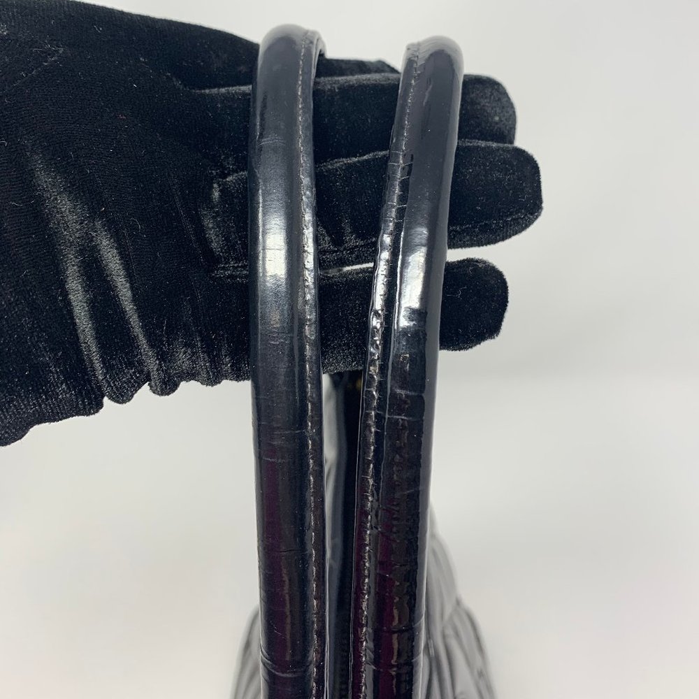 authentic Chanel Quilted  Leather CC Logo bag - Picture 9 of 16